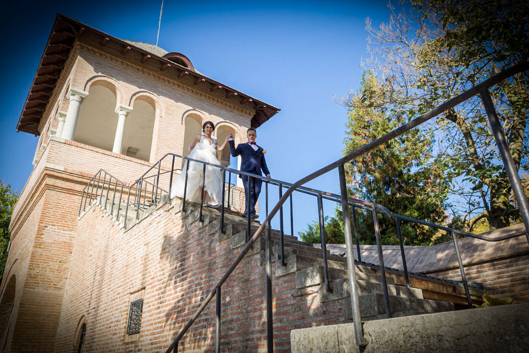 Mirele si mireasa coboara mana de mana scarile foisorului de la Palatul Mogosoaia, fotografie de nunta cu efectul vignetare aplicat