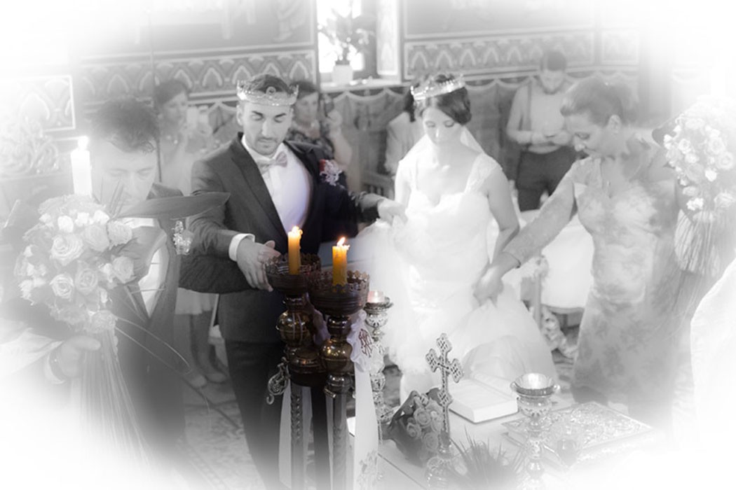 Efecte in fotografia de nunta: selective color, mirii si nasii in biserica la momentul Isaie dantuieste, tot cadrul alb negru in afara de 2 lumanari ramase color