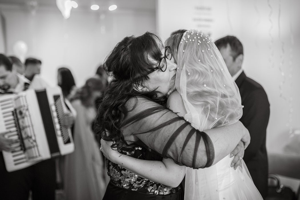 Mireasa stransa in brate de mama ei, fotografie spontana realizata de fotograf in timpul pregatirilor de nunta