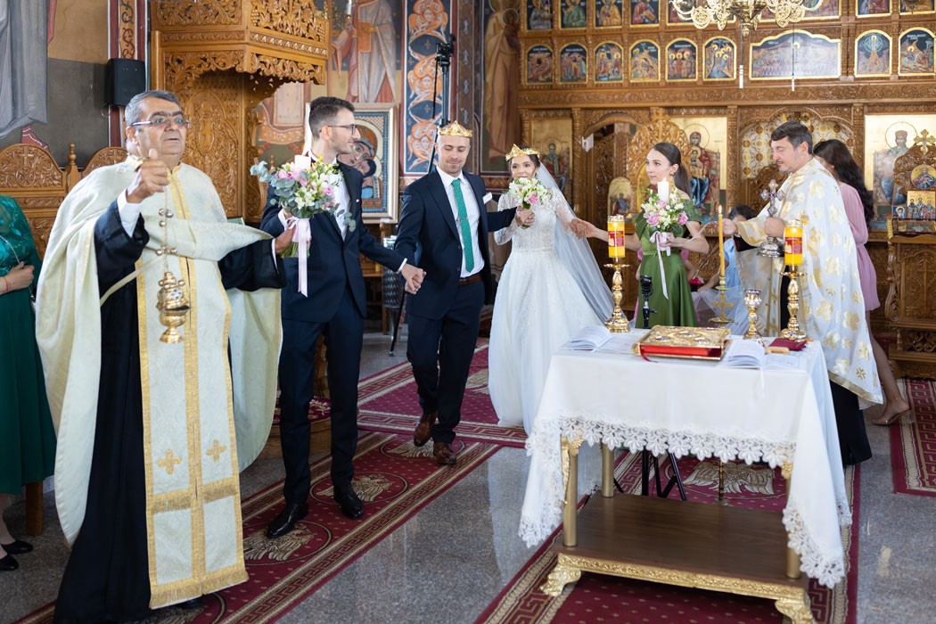 Dansul liturgic (Isaie dantuieste) la cununia religioasa, cu mirii, nasii si preotii