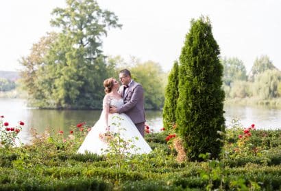 Mirele si mireasa fata in fata la sedinta foto, pe malul lacului, cadru surprins de fotograful de nunta la palatul Mogosoaia