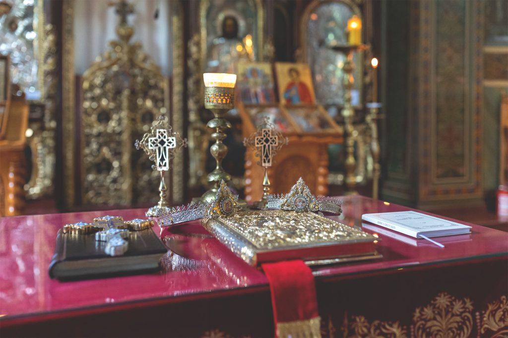 Cununiile imparatesti asezate pe Evanghelie si obiecte liturgice pregatite pentru Taina Cununiei, asezate pe tetrapodul de ceremonie